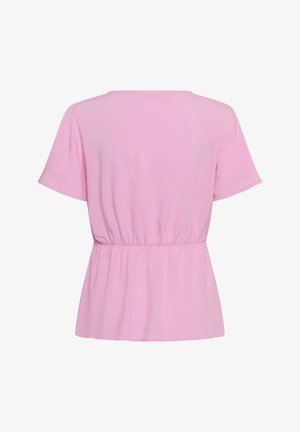 Svetloružová blúzka s krátkym rukávom, elastickým pásom a volánikovým lemom v štýle peplum, zobrazená zozadu na jednoducho bielom pozadí.