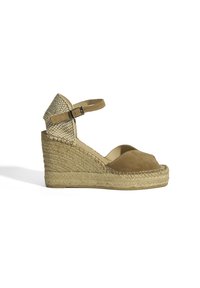 Bruine suédé wedge sandaal met een open teen, jute-wikkelde hak en een gepatternde geweven achterkant. Voorzien van een verstelbare enkelband.