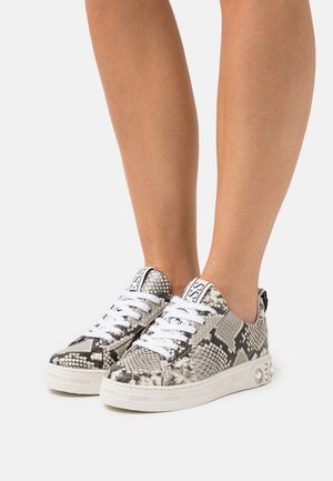 Sneakers z wzorem w węża w odcieniach szarości i czerni, białe sznurowadła, teksturowane cholewki oraz okrągły akcent w postaci klejnotu na podeszwie.