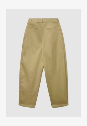 Pantaloni kaki a vita alta con vestibilità comoda. Presentano due tasche posteriori e una texture liscia. Davanti ci sono passanti per la cintura; i polsini sono leggermente stretti.