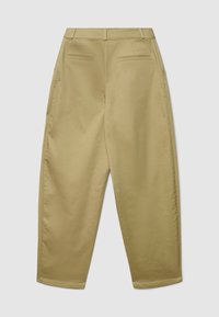 Pantaloni kaki a vita alta con vestibilità comoda. Presentano due tasche posteriori e una texture liscia. Davanti ci sono passanti per la cintura; i polsini sono leggermente stretti.