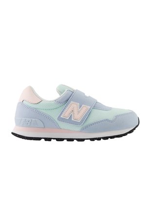 Sneakers New Balance azzurro chiaro e rosa con tomaia in mesh e pelle scamosciata, strap a chiusura in velcro e suola nera testurizzata, vista laterale.