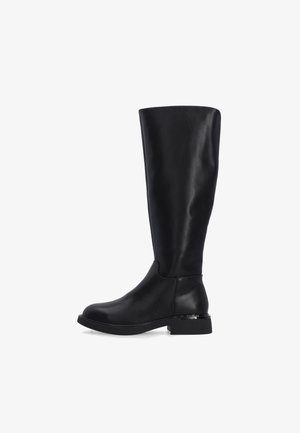 Czarny kozak do kolan wykonany z gładkiej skóry, z okrągłym noskiem i niskim blokowym obcasem. Minimalistyczny design z subtelnymi detalami przeszyć.