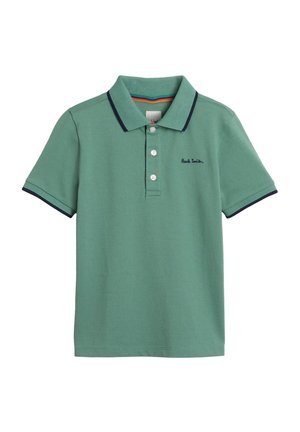 Grøn kortærmet polo med marineblå kant ved krave og ærmer, tre knapper foran og lille broderet logo på brystet.