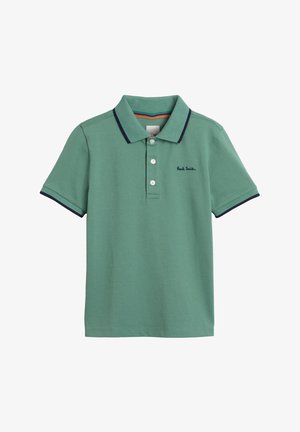 Groen poloshirt met korte mouwen en marineblauwe bies aan de kraag en mouwen, drie knopen aan de voorkant en een klein geborduurd logo op de borst.