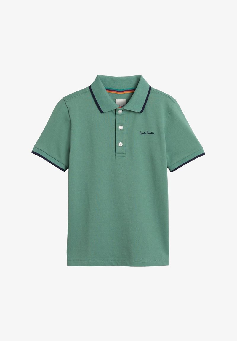 Polo vert à manches courtes avec bordure bleu marine au col et aux manches, trois boutons sur le devant et petit logo brodé sur la poitrine.