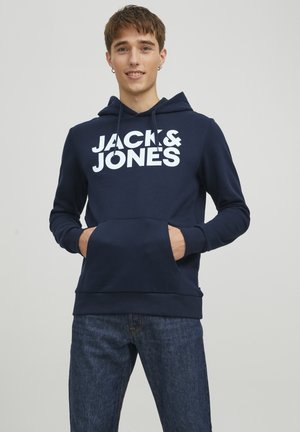 Felpa blu navy con stampa bianca "JACK & JONES" sul petto, tasca a canguro frontale e cappuccio con cordino. Dettaglio in tessuto testurizzato.