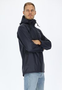 Donkerblauwe lichtgewicht jas met een ritssluiting aan de voorkant, verstelbare capuchon en twee zijzakken; gladde textuur en atletische pasvorm.