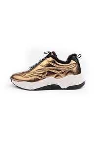 Sneaker metallico oro con suola bianca e nera, superiore testurizzato, foderato in pelliccia sintetica e accenti neri con lacci decorati.