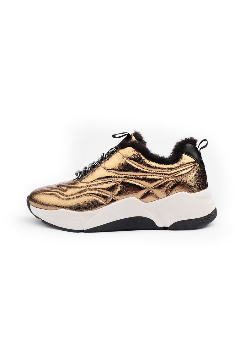 Sneaker metallico oro con suola bianca e nera, superiore testurizzato, foderato in pelliccia sintetica e accenti neri con lacci decorati.