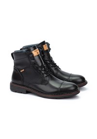 Botas de cuero negras con un panel lateral texturizado, diseño con cordones, costuras en contraste y un acento de cuero marrón claro en la lengüeta.