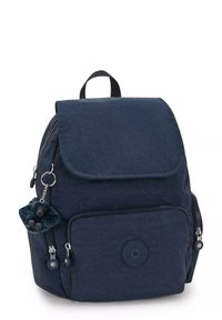 Tmavě modrý látkový batoh s překlopným uzávěrem, přední kapsou na zip, kruhovým logem a připevněným chlupatým klíčenkou se znakem gorily. Texturovaný povrch.