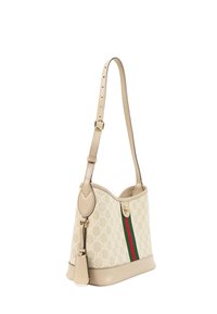 Sac à bandoulière beige Gucci avec motif monogramme, bande verte et rouge, sangle ajustable et détail de fermoir doré.