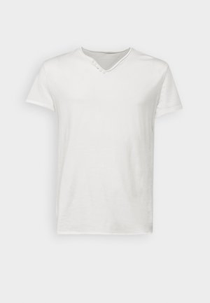 Camiseta blanca de manga corta hecha de algodón suave. Presenta un escote en v con un detalle de botón decorativo cerca del cuello. Textura suave.