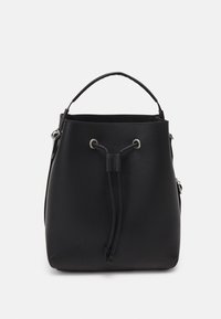 Černá kabelka ve tvaru kbelíku z umělé kůže, s utažitelným uzávěrem, krátkým madlem a stříbrnými očky. Hladká textura, minimalistický design.