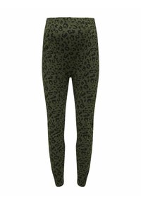 Groene legging met een zwart luipaardprintpatroon, gemaakt van een zachte stof met een rekbare tailleband voor comfort en bewegingsvrijheid.