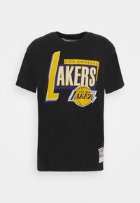 Sort T-shirt med korte ermer og stort gult og lilla Los Angeles Lakers-tryk og basketball-logo på forsiden, Mitchell & Ness mærkat nær kanten.