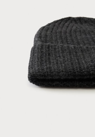 Bonnet en laine gris foncé avec revers plié, présenté sur une surface claire et plane.