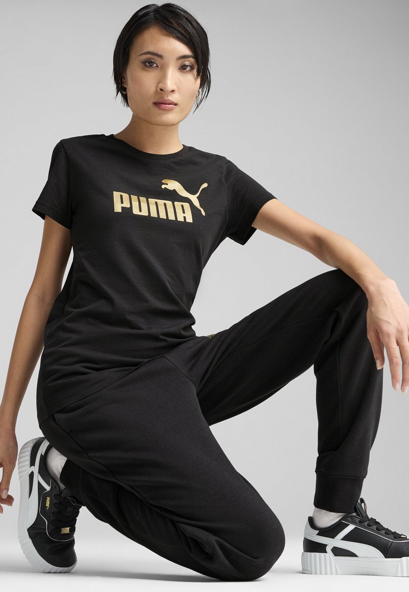 Puma LOGO TEE - Triko s potiskem - black/metallic gold-coloured
