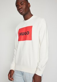 HUGO DURAGOL - Pusa - open white