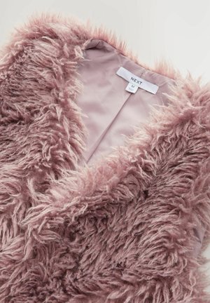 Gilet in pelliccia sintetica di colore rosa con texture shaggy, caratterizzato da un design a scollo a V e un rivestimento in satin. L'etichetta mostra marca e taglia (M).