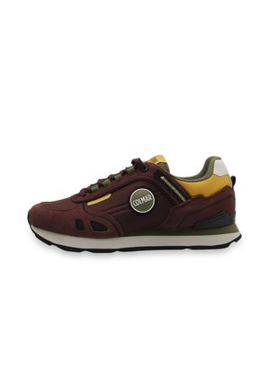 Baskets basses en daim bordeaux, détails vert olive, talon jaune, lacets et logo rond Colmar sur le côté.