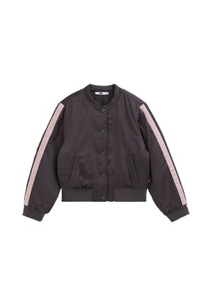 Veste bomber noire avec boutons-pression à l’avant et bandes roses courant sur toute la longueur des deux manches, avec deux poches avant et des poignets côtelés.