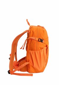 Mochila naranja con correas de malla, parte superior con cremallera, bolsillos laterales y correas ajustables, que presenta un diseño aerodinámico y una tela texturizada.
