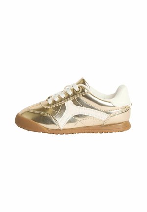 Lavtopet metallic guldfarvet sneaker med hvid snørelukning foran, hvidt sideløb, polstret krave og brun gummisål.