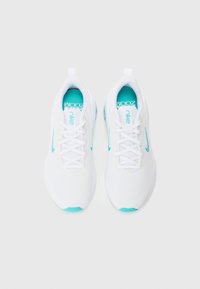 Nike tenisice u bijelom mrežastom materijalu s tirkiznim naglaskom. Čvrsta potplat, ravne vezice i petna traka za lakše obuvanje.