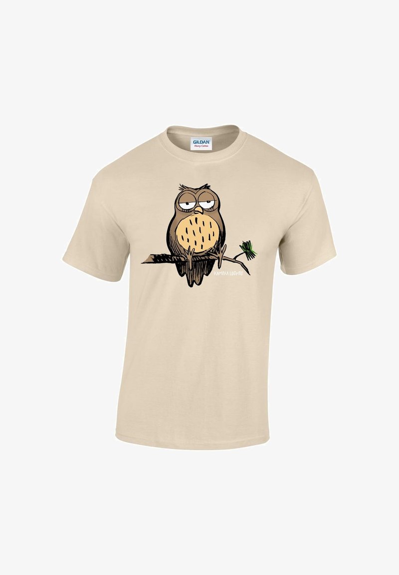 Beiger Baumwoll-T-Shirt mit einem cartoonhaften Uhu, der auf einem Ast sitzt, mit braunen und cremefarbenen Akzenten sowie einem kleinen grünen Blattdetail.