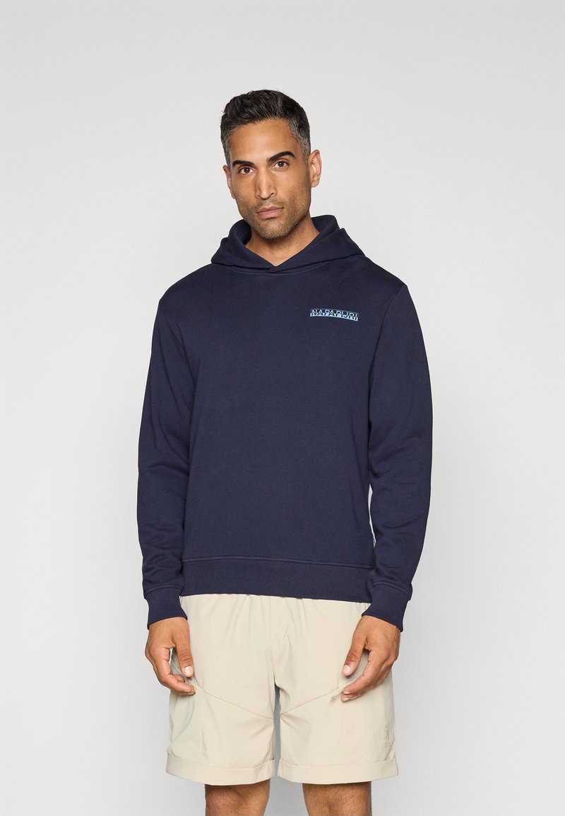 Felpa blu navy realizzata in tessuto morbido, con tasca a marsupio e polsini a coste; presenta un piccolo logo azzurro sul lato sinistro del petto.