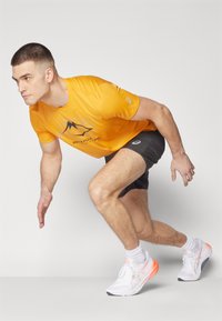 ASICS CORE SHORT - Pantalón corto de deporte - graphite grey