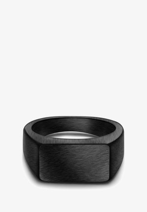 Sorte metalring med børstet overflade og en flad, bred band. Har en rektangulær ansigt, glatte kanter og et minimalistisk design.