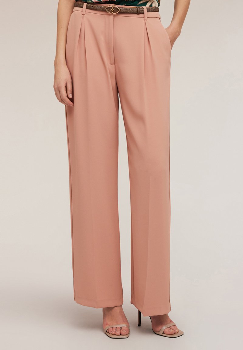 Pantalons tailleurs roses à taille haute et plis, fabriqués dans un tissu lisse. Comprend une ceinture brune texturée et une coupe ample.