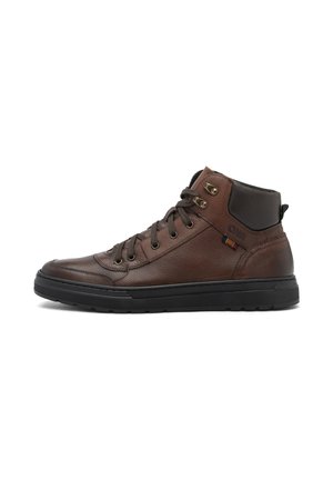 Zapatillas altas de cuero marrón con suelas de goma negra, ojales de bronce y un collar acolchado. Presentan un upper texturizado y costuras decorativas.