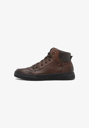 Zapatillas altas de cuero marrón con suelas de goma negra, ojales de bronce y un collar acolchado. Presentan un upper texturizado y costuras decorativas.
