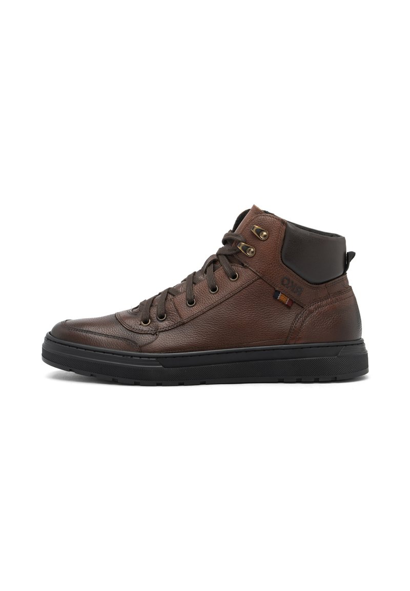 Sneakers înalte din piele maro cu tălpi din cauciuc negre, ochiuri bronz, și guler căptușit. Prezintă un material superior texturat și cusături decorative.