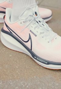 Nike Performance VOMERO - Chaussures de running sur route - summit white/thunder blue/total orange/white/soft yellow