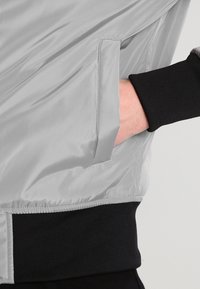 Urban Classics 2-TONE BOMBER JACKET - Bomber bunda - silver/black