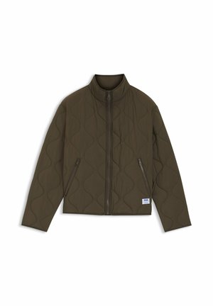 Veste matelassée vert olive avec col montant, fermeture éclair à l'avant, deux poches latérales zippées et une petite étiquette blanche près de l'ourlet.