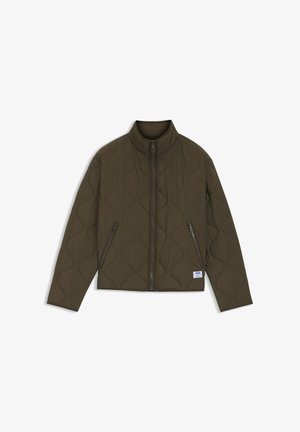 Olivengroene doorgestikte jas met opstaande kraag, ritssluiting aan de voorkant, twee met rits afsluitbare zijzakken en een klein wit label vlak bij de zoom.