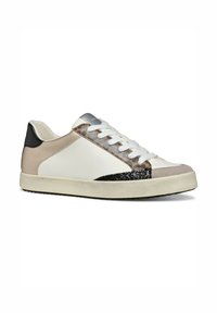 Zapatillas con materiales mixtos: cuerpo de cuero blanco, acentos beige y negro, lado con estampado de leopardo, detalle en la parte superior en plata y punta negra texturizada con purpurina.
