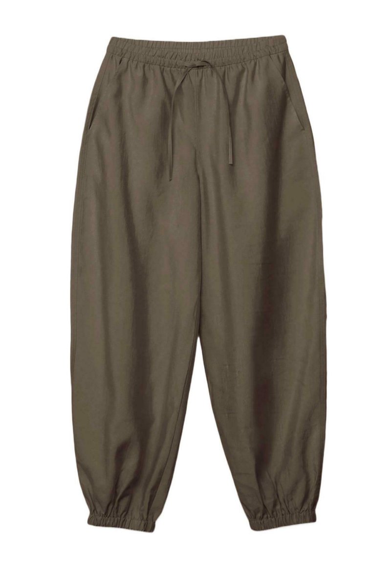 Luźne spodnie w oliwkowym kolorze z elastycznym pasem, sznurkiem do wiązania, bocznymi kieszeniami i elastycznymi mankietami przy kostkach.