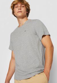 Tommy Jeans SLIM TEE - T-shirt - bas - light grey