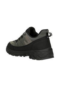 Černé a zelené turistické boty s texturovaným síťovým svrškem, gumovou podrážkou a vyztuženou patou. Obsahují šedé akcenty a šněrovací design.