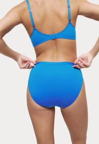 Set bikini blu con design semplice. Il top ha spalline regolabili e il fondo è a vita alta con texture liscia e opaca.