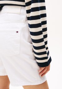 Tommy Hilfiger STRAIGHT SHORT - Denim shorts - optic white