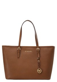 Sac fourre-tout synthétique marron avec deux poignées, quincaillerie dorée et un charm MK. Présente une finition texturée et un logo gaufré à l'avant.