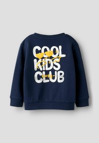 Tumesinine dressipluus pikade varrukatega, millel on valge ja kollane "COOL KIDS CLUB" tekstigraafika ja lõbusad kujundid. Pehme puuvillane materjal.